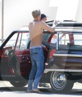 PEOPLE - Cody Simpson stürzt sich in Malibu in die Wellen