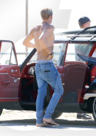 PEOPLE - Cody Simpson stürzt sich in Malibu in die Wellen