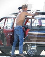 PEOPLE - Cody Simpson stürzt sich in Malibu in die Wellen