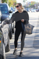 PEOPLE - Ashlee Simpson verlässt die Yoga-Klasse in Studio City