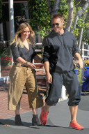 PEOPLE - Hilary Duff und Jason Walsh turteln in Beverly Hills