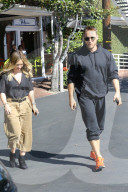 PEOPLE - Hilary Duff und Jason Walsh turteln in Beverly Hills