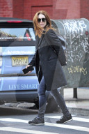 PEOPLE - Julianne Moore im windigen New York unterwegs