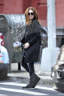 PEOPLE - Julianne Moore im windigen New York unterwegs
