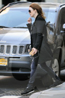 PEOPLE - Julianne Moore im windigen New York unterwegs