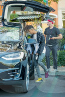 PEOPLE - Jaden Smith hängts mit seinen Kumpels in Calabasas ab