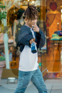PEOPLE - Jaden Smith hängts mit seinen Kumpels in Calabasas ab