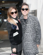 PEOPLE - Robbie Williams und Ayda Field auf dem Weg zur BBC