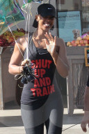 PEOPLE - Kelly Rowland kurz vor dem Abflug