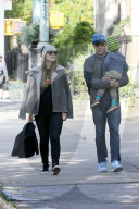 PEOPLE - Happy Family: Olivia Wilde mit ihren Männer in New York unterwegs