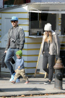 PEOPLE - Happy Family: Olivia Wilde mit ihren Männer in New York unterwegs