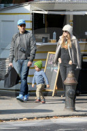 PEOPLE - Happy Family: Olivia Wilde mit ihren Männer in New York unterwegs