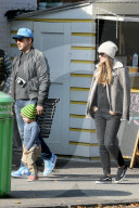 PEOPLE - Happy Family: Olivia Wilde mit ihren Männer in New York unterwegs