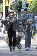 PEOPLE - Happy Family: Olivia Wilde mit ihren Männer in New York unterwegs