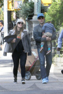 PEOPLE - Happy Family: Olivia Wilde mit ihren Männer in New York unterwegs
