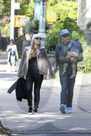 PEOPLE - Happy Family: Olivia Wilde mit ihren Männer in New York unterwegs
