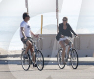 PEOPLE - Cindy Crawford und Rande Gerber radeln in Malibu