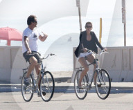 PEOPLE - Cindy Crawford und Rande Gerber radeln in Malibu
