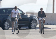 PEOPLE - Cindy Crawford und Rande Gerber radeln in Malibu