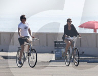 PEOPLE - Cindy Crawford und Rande Gerber radeln in Malibu