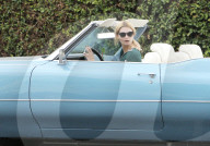 PEOPLE - Mischa Barton mit dem Cadillac in Hollywood unterwegs