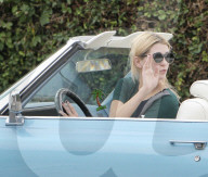 PEOPLE - Mischa Barton mit dem Cadillac in Hollywood unterwegs