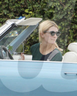 PEOPLE - Mischa Barton mit dem Cadillac in Hollywood unterwegs