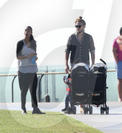 PEOPLE - Zoe Saldana und Marco Pergo spielen mit den Zwillingen im Park