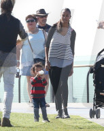 PEOPLE - Zoe Saldana und Marco Pergo spielen mit den Zwillingen im Park