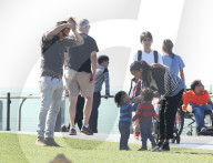 PEOPLE - Zoe Saldana und Marco Pergo spielen mit den Zwillingen im Park
