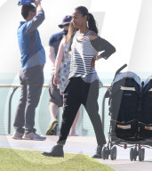 PEOPLE - Zoe Saldana und Marco Pergo spielen mit den Zwillingen im Park