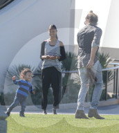 PEOPLE - Zoe Saldana und Marco Pergo spielen mit den Zwillingen im Park