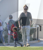 PEOPLE - Zoe Saldana und Marco Pergo spielen mit den Zwillingen im Park