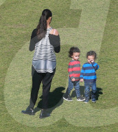 PEOPLE - Zoe Saldana und Marco Pergo spielen mit den Zwillingen im Park