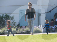 PEOPLE - Zoe Saldana und Marco Pergo spielen mit den Zwillingen im Park