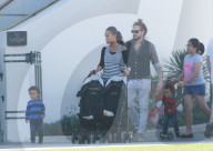 PEOPLE - Zoe Saldana und Marco Pergo spielen mit den Zwillingen im Park