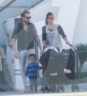 PEOPLE - Zoe Saldana und Marco Pergo spielen mit den Zwillingen im Park