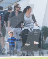 PEOPLE - Zoe Saldana und Marco Pergo spielen mit den Zwillingen im Park