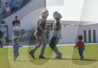 PEOPLE - Zoe Saldana und Marco Pergo spielen mit den Zwillingen im Park