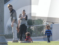 PEOPLE - Zoe Saldana und Marco Pergo spielen mit den Zwillingen im Park