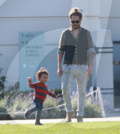 PEOPLE - Zoe Saldana und Marco Pergo spielen mit den Zwillingen im Park