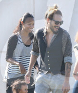 PEOPLE - Zoe Saldana und Marco Pergo spielen mit den Zwillingen im Park