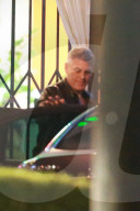 PEOPLE - George Clooney geht ihne Amal im Kazu essen