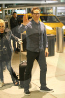 PEOPLE - Benedict Cumberbatch signiert vor Abflug noch ein paar Autogramme