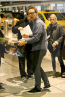 PEOPLE - Benedict Cumberbatch signiert vor Abflug noch ein paar Autogramme
