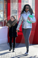 PEOPLE - Padma Lakshmi bringt den Nachwuchs zur Schule