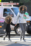 PEOPLE - Padma Lakshmi bringt den Nachwuchs zur Schule