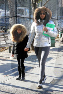 PEOPLE - Padma Lakshmi bringt den Nachwuchs zur Schule