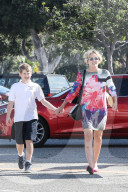 PEOPLE - Sharon Stone mit Sohn Soan in Los Angeles unterwegs
