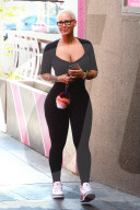 PEOPLE - Amber Rose gut gelaunt in Los Angeles unterwegs